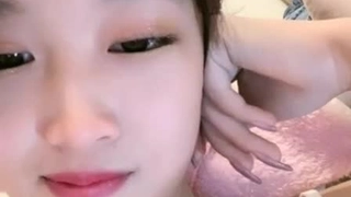 两个业余女同性恋在热门视频中探索他们的性欲