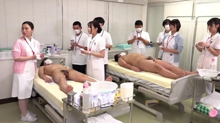 业余少女被一个粗暴的独眼怪物操她的阴道