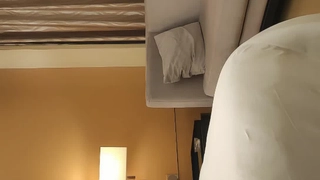 捆绑性感的女孩测量脉搏，当振动器在阴部和暨控制震动性高潮时