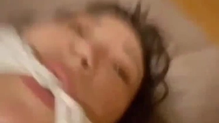 POV色情视频中的衣服撕裂和肛交动作,特色是一个拥有大自然乳房的年轻女孩