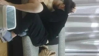 我的士兵男友的神秘包裹变成了热辣的邂逅