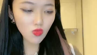 无毛的18岁女孩与业余交换伴侣享受狂野的四人行