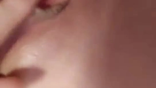 手机直播看着挺清纯的漂亮长发萌妹子全裸漏奶漏逼自慰大秀喜欢不要错过