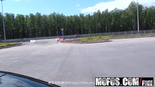 刚成年的妹子