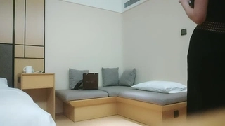 会所培训师，鸡头哥新货不断，新到三个极品，定价698还是998就看今夜表现，小伙艳福不浅挨个品尝