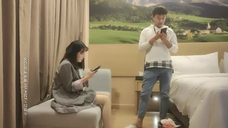 少女小偷Mimi被保安抓住并惩罚
