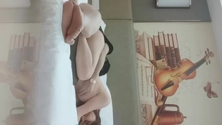 德国少女色情明星在试镜室里炫耀她的小乳房